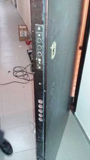 дверь с двумя замками