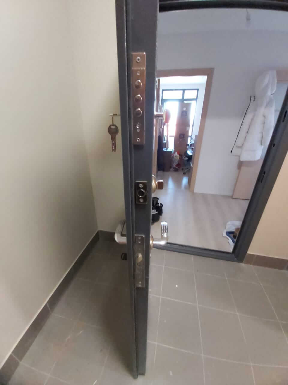 дверь с ключом и коридор