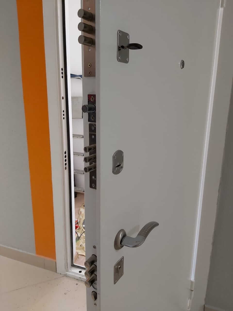 новые замки на белой двери