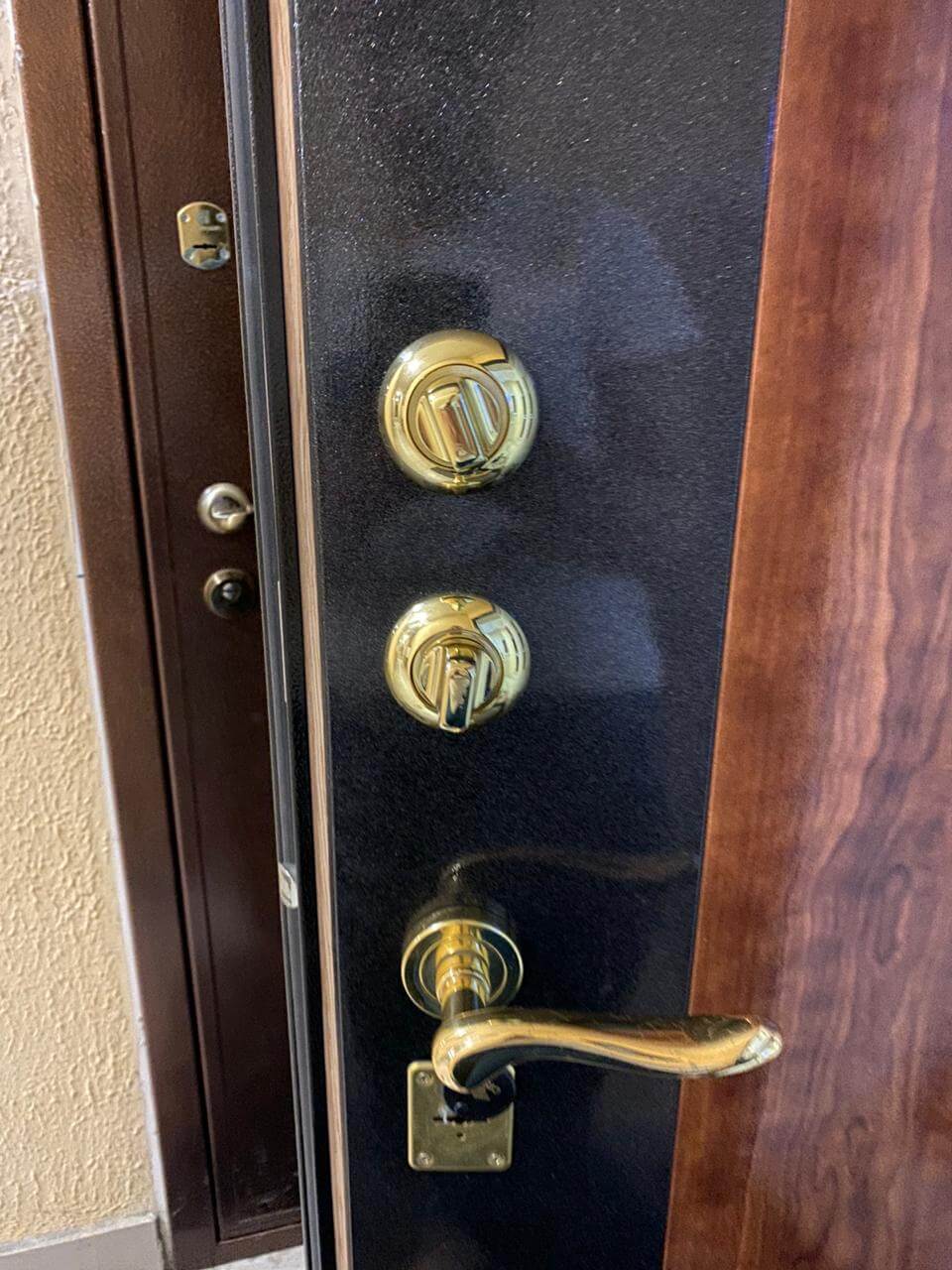 темная дверь с 4 замками