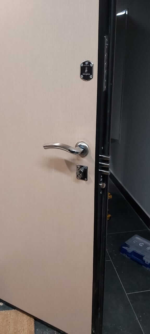 новая дверь с замками